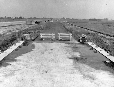 847573 Gezicht op het tracé van de T27, de tertiaire provinciale weg Kamerik-Breukelen, vanaf de nieuwe brug over de ...